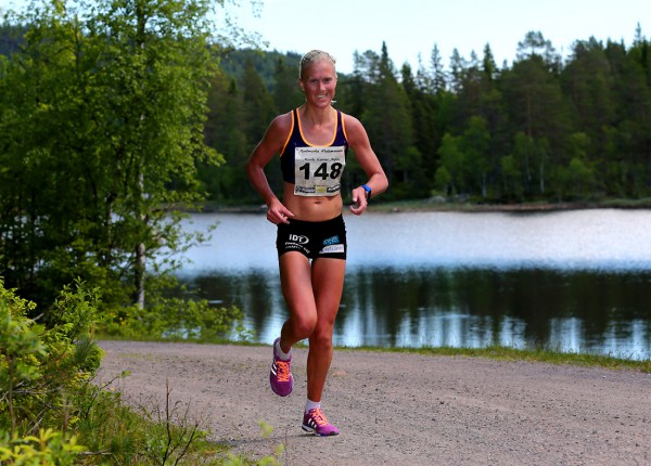 VINNER MED ET SMIL: Marthe Katrine Myhre har god kontroll når et par kilometer gjenstår av Nordmarka Halvmaraton. Hun har selv kommentert dette bildet slik på facebook: "Fikk et bilde av Bjørn Hytjanstorp som viser hvor artig jeg hadde det i går! Takk for nok et flott løp, Nordmarka Halvmaraton! Gøy å løpe i flytfart i strålende omgivelser." Foto: Bjørn Hytjanstorp