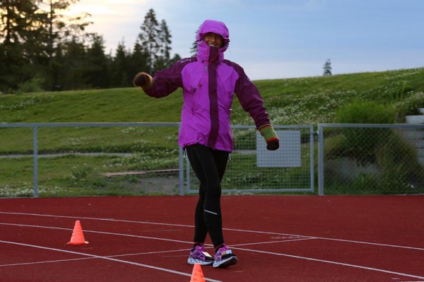 Titona Bakken leder kvinnenes konkurranse, men Ragnhild Audestad er like bak. Bakken har også jubileet med sin 100.maraton underveis i Jessheim 6-dagers. Her er hun ved godt mot, og godt kledd i den sterke og sure vinden fredag morgen.