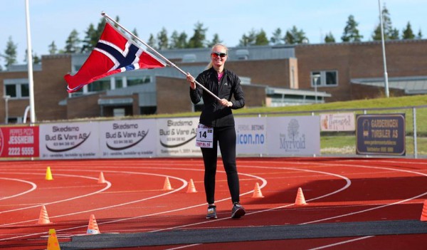 HVILKEN PERS: Kristine Hammerengen hadde visstnok aldri løpt lenger enn 10 km før hun startet på Jessheim 6-dagers! Og her passerer hun 300 km ! 