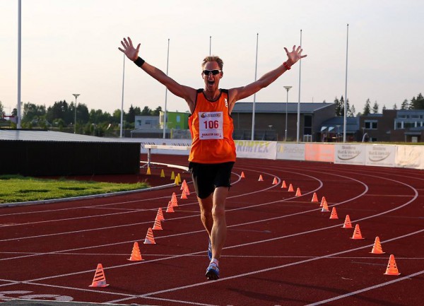 Sprudlende Runar Sannerud spurter over mål som vinner av det innlagte maratonløpet første dag, for øvrig foran den rutinerte maraton- og ultraløperen Gjermund Sørstad.