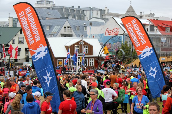 Det hersker en fantastisk familievennlig atmosfære inne i byen. Man blir så glad av at også barna er med på festen i sitt eget barneløp og som publikum. Det at Reykjavik kan tilby så mange ulike distanser bidrar sterkt til den folkefesten løpet er med totalt sett over 15 000 deltakere! (Foto: Dominika Skw).