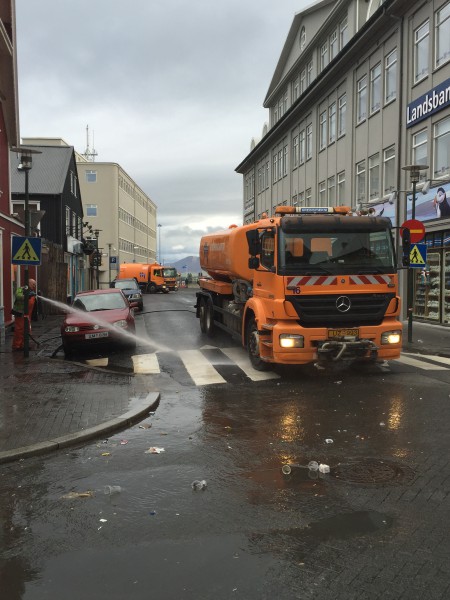 Søndag morgen spyles gatene rene i rene renselsesprosessen. Reykjavik er rett og slett bragt ned i et slags kollektivt knestående! Huttetu – trening og freshness er definitvt heller “the new black” som man sier! Amen!