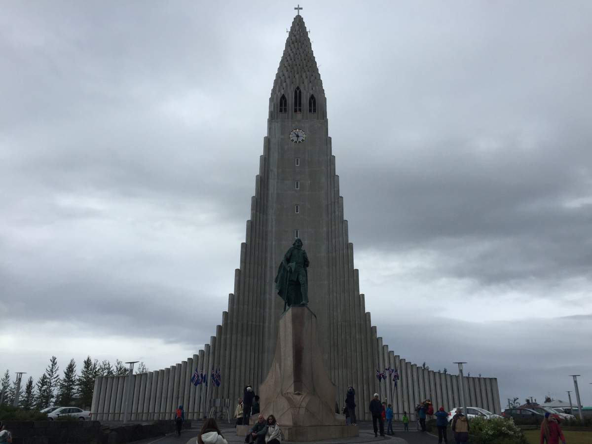 Verdenskjente Hallgrímskirkja er 74,5 meter høy og ligger på et høydedrag rett sørøst for sentrum av Reykjavik. Kirken stod ferdig oppført i 1986 etter 38 (!) års byggetid! Foran kirken ruver en statue av oppdageren Leiv Eriksson. Det hele er et mektig skue selv i uggent vær søndag formiddag! 