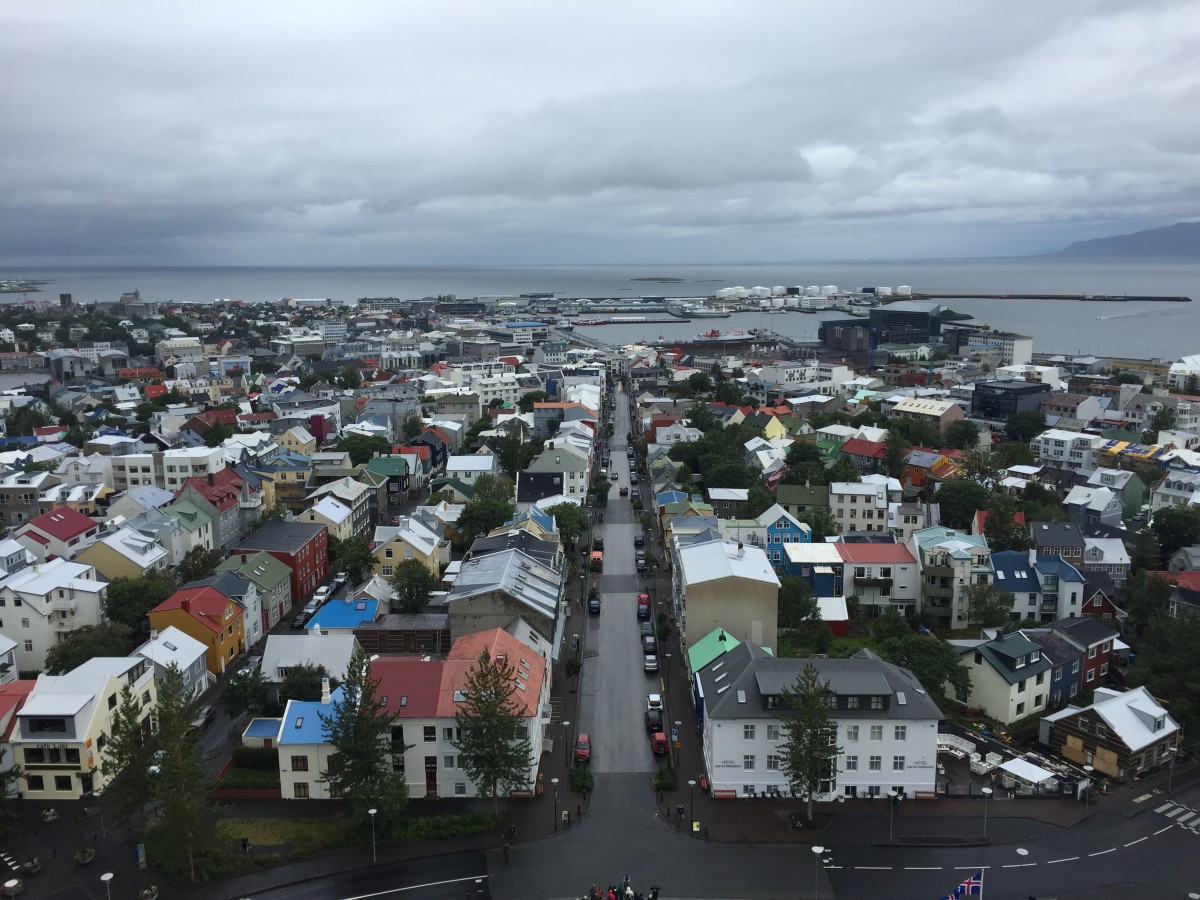 “Lille Reykjavik er en egen planet - Alle gatene er forskjellige land - Hvert strøk en verdensdel - Og vi suser avgårde, alle mann!” Utsikten fra klokketårnet til Hallgrímskirkja må oppleves – derfra får man en fantastisk oversikt over den lille, koselige Kardemomme-byen der ute ved Atlanterhavet!