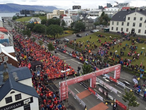 Lørdag morgen kl 08:40 går startskuddet for hel- og halvmaratonet i Lækjargata midt i hjertet av Reykjavik. Over 1000 maratonløpere og 2100 halvmaratonløpere fra hele verden står og tripper nervøst på startstreken i det som må karakteriseres som nærmest perfekt løpsvær – overskyet og temperatur på 10 grader++. Bildet er forøvrig fra 10km-starten 55 minutter senere.