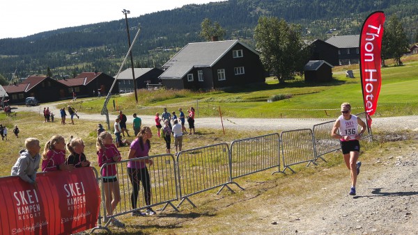 Astrid Uhrenholdt Jacobsen har kun den siste lille bakken igjen og heies mot mål av elevene i hennes egen sommerskiskole. 