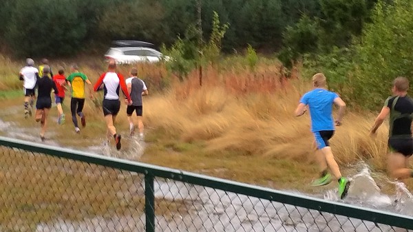 PLASK: Det var temmelig vått under gårsdagens løp fra Jessheim. Foto: Arnstein Andreassen