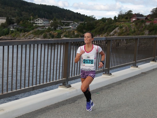 Audhild Hestad åpnet kontrollert og lå et stykke bak lederen ut på Nordhordlandsbroen etter 5 kilometer. Foto: Frode Monsen / Sportsmanden