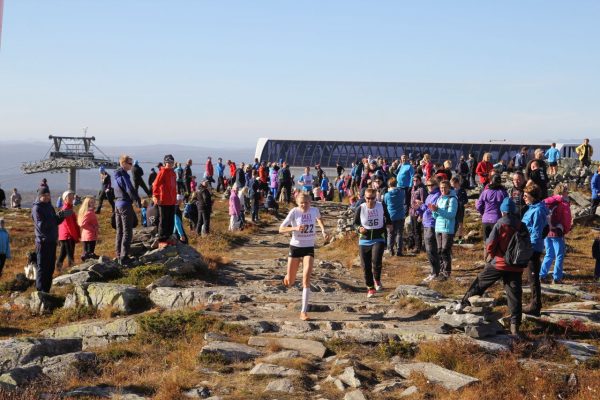 Anne Nevin stormer mot mål på det lille platået på toppen, til 2.plass. Foto: Skeikampen Resort / Stig Are Øvreberg