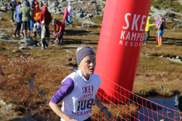 Tone Eriksen løper i mål til 25.plass totalt på 22.05, men det holder til 2.plass i klasse 30-39 år, kun slått av Kristin Størmer Steira! Foto: Skeikampen Resort / Stig Are Øvreberg