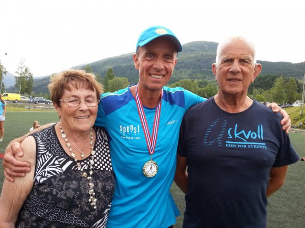 Terje Lyngstad sammen med stolte foreldre etter sin første totalseier, attpåtil som den førstre jølstring som vant Jølster Maraton. Foto: Privat