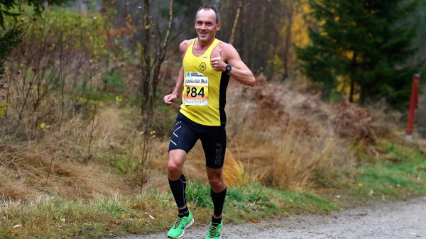 GLIMT I ØYET: Maratoneksperten fra langhus, Vidar Nilsen, her i Frerikstad maraton i høst. (Foto: Bjørn Hytjanstorp)