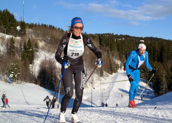 Ingunn Weltzien tok i fjor en sterk 6.plass på den fulle Holmenkollmarsjen, over 10 minutter foran Kari Øvsthus. Nå ble det andreplass totalt, men hun måtte se seg slått av veteranen fra Voss. (Foto: Frode Monsen / Sportsmanden)