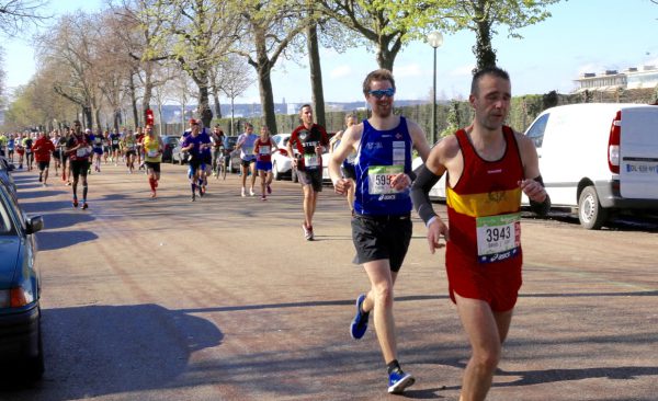 Eirin motiverer før de siste 7 km inn til mål. Foto: Eirin Bugge.