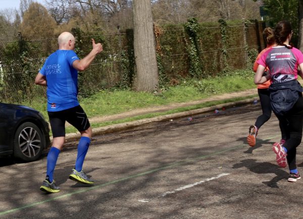 Terje fra Northern Runners får også litt motivasjonspåfyll ved 35 km. Foto: Eirin Bugge.