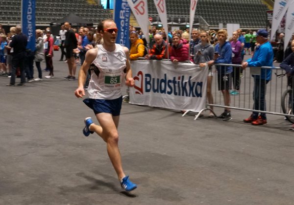 3 km er først og fremst for ungdommen, men i år var det også åpnet for løpere over 18 år. Aller raskest var Erik Uller fra Tjalve, som her stormer mot mål til seier på 9.49, som den eneste under 10 minutter. 