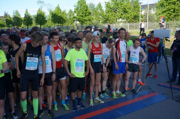 Klar til start for 5 km i solskinnet på Fornebu. Løpets vinner Markus Borge Harbo står avslappet med hoftefeste helt til høyre, mens toer Harald Østberg Amundsen koster på seg en liten gjesp rett før start.