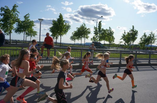 Starten er gått for 3 km i det fine sommerværet Det er ikke noe å si på innsatsen her!