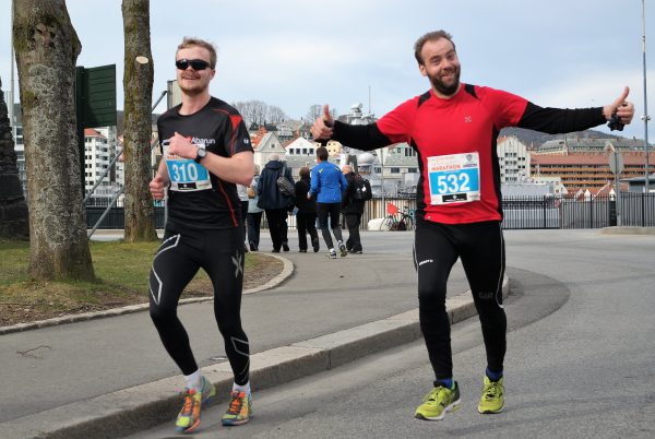 Sprudlende Jan Billy Aas løp årets syvende maraton i Bergen, og sitt 62 totalt. : Frode Monsen / Sportsmanden.no