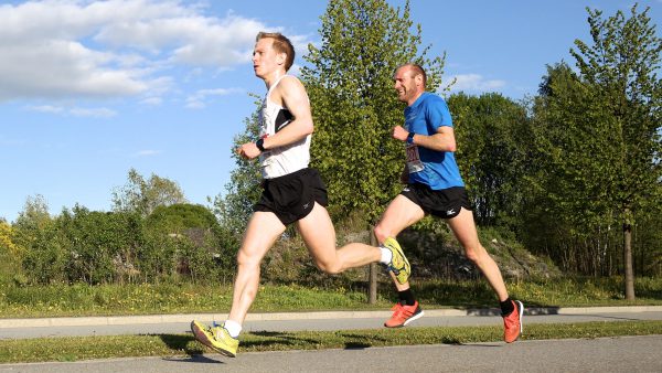 Odd-Bjørn Hjelmeset fikk kastet seg foran Øyvind Heiberg Sundby, som leder her, i fjorårets 10km i Fornebuløpet. (Foto: Frode Monsen)