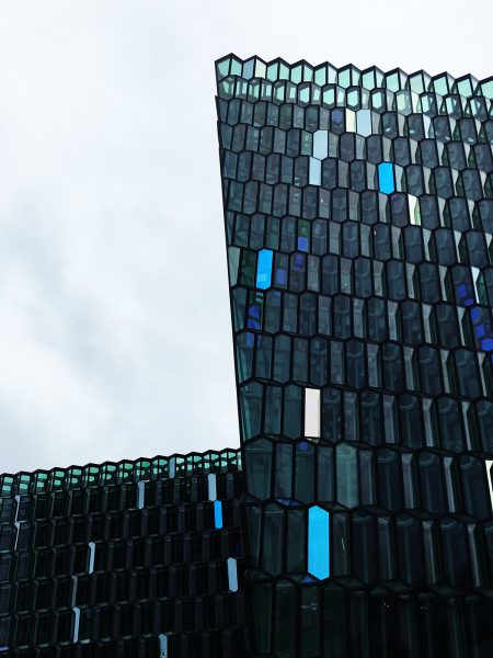 Fantastisk bikube-aktig glasskledning på islands opera- og konserthus – Harpa.