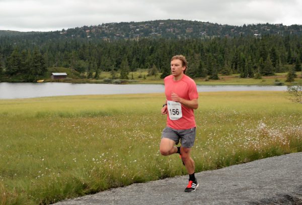 Devon Kershaw åpnet hardt og var ensom i tet etter noen kiloemeter. 