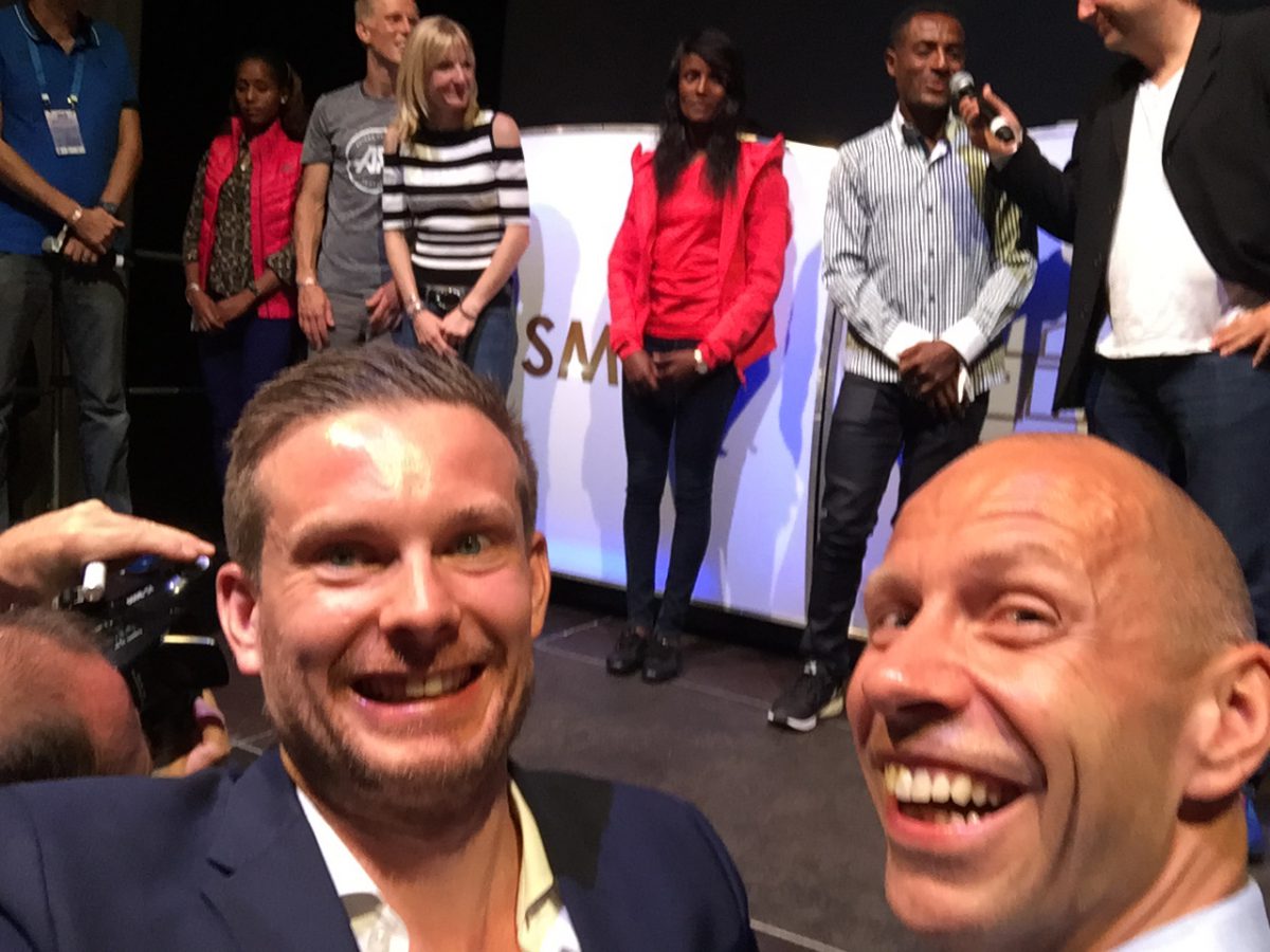 En særdeles hjemmesnekra selfie med maraton-vinnerne Bekele og Bekede på den offisielle seiersfesten på kvelden (dette arrangementet kan forøvrig anbefales VELDIG og er både gratis og åpent for alle løpere!). Det hele kan vel ikke akkurat måle seg med skravling med Christy Turlington i stampen på Laugar Spa på forrige løpsreise, men er uansett stor stas og et fint alternativt! Og så slipper man jo å holde inn magen under seansen i tillegg! 