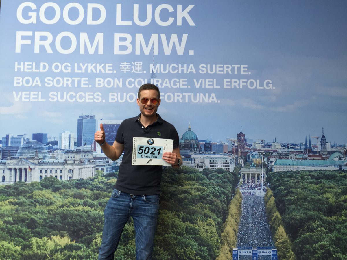 Klassisk Expo-posering til pre-race bjeffing i sosiale medier - hat eller elsk det! Med den bavarianske blå og hvite BMW-logoen solid plantet både på startnummeret samt fot-chippen settes uansett standarden for det forestående maratonet – “failure is for sure not an option!”