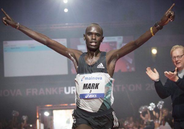 AND THE WINNER IS.... Mark Korir var aller rasket i Frankfurt og vant på 2.06.48. Weldu Negash Gebretsadik ble beste norske løper på en sterk 7.plass på 2.12.20 etter å ha passert halvmaraton på 1.03.01!! Den femdobbelte vinneren av Birkebeinerløpet "fikk det" imidlertid skikkelig på den siste milen. (Foto: Arrangøren)