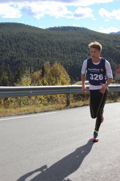 Torjus Loen kommer først opp bakken. (Foto: Lind Aulie Åsen) 