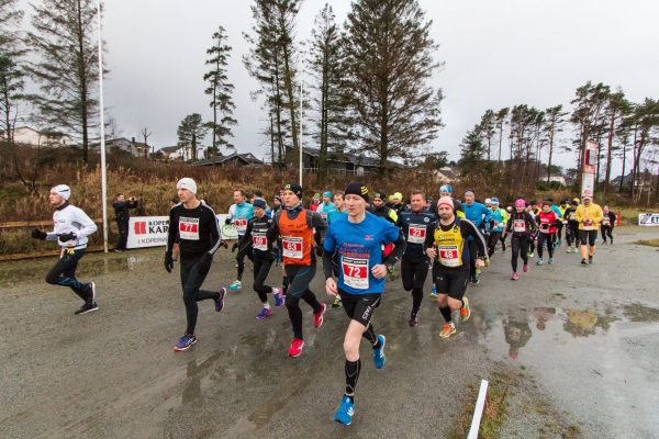 Starten er gått for det 4.Karmøy Maraton. (Foto: Arrangørens facebookside / Kjell Bua) 