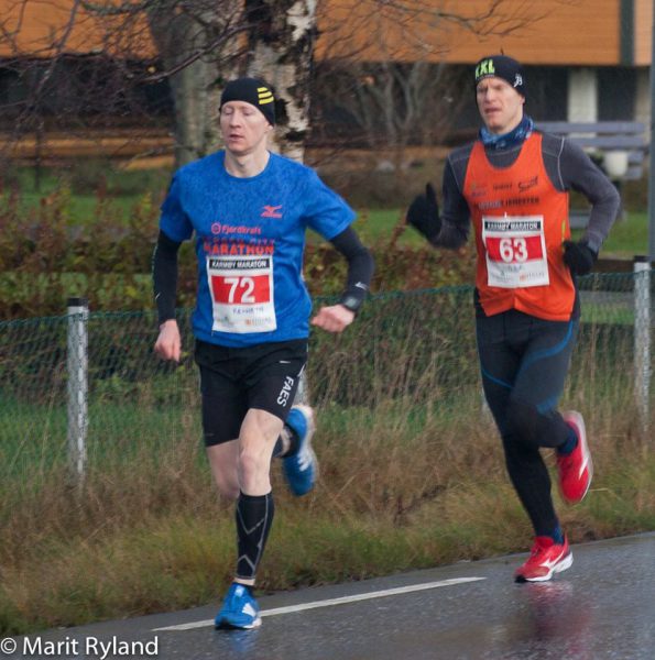 Etter vel en kilometer har Sjur Ferkingstad fortsatt ryggen på Kenneth Smeby, men de to har fått en stor luke allerede til resten av feltet. (Foto: Marit Ryland) 