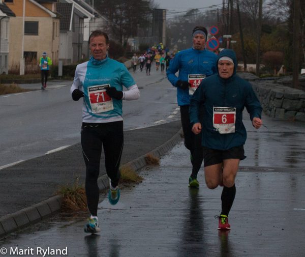 Reporter Frode Monsen løp bra lenge, men fikk også smake på en litt for optimistisk fart mot slutten. (Foto: Marit Ryland)