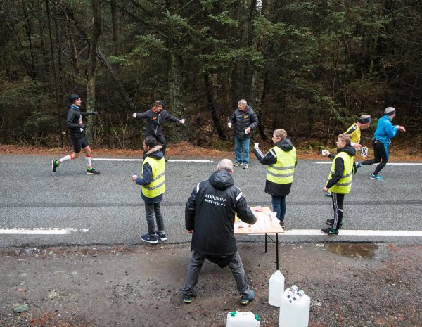 Hektisk aktivitet på drikkestasjonene. (Foto: Kjell Bua) 