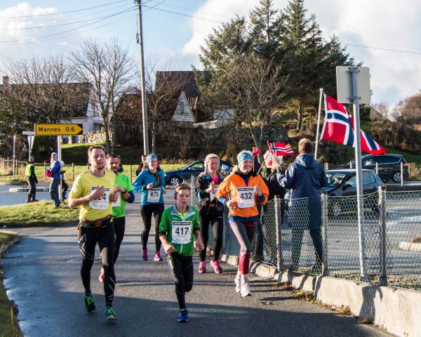 Stor stemning flere steder langs løypen. (Foto: Kjell Bua) 