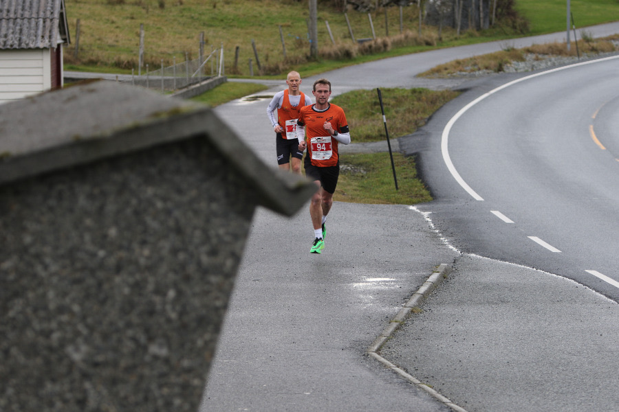 Deltakerrekord og følelsesladet jubileum i vindfullt Karmøy Maraton 