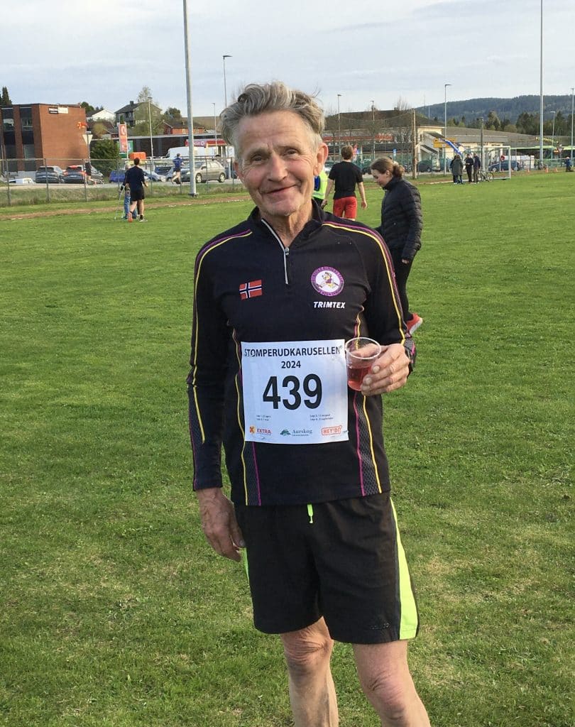 En fornøyd vinner av klasse M70-74 år, Jahn bakke fra Romerike Runners Team. 