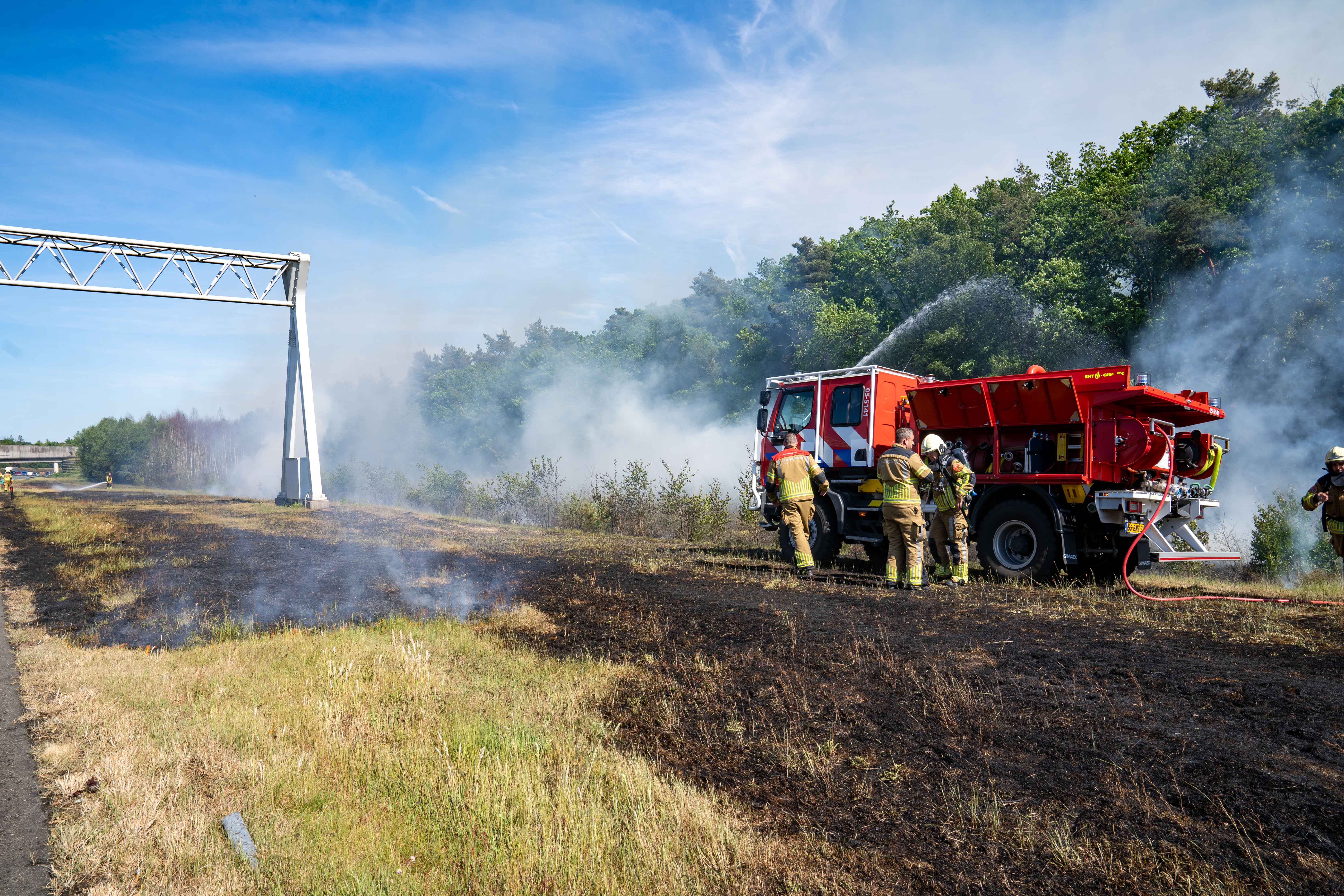 2oASWW3d34tA-Grote-bermbrand-A1-Rijssen-4.jpg