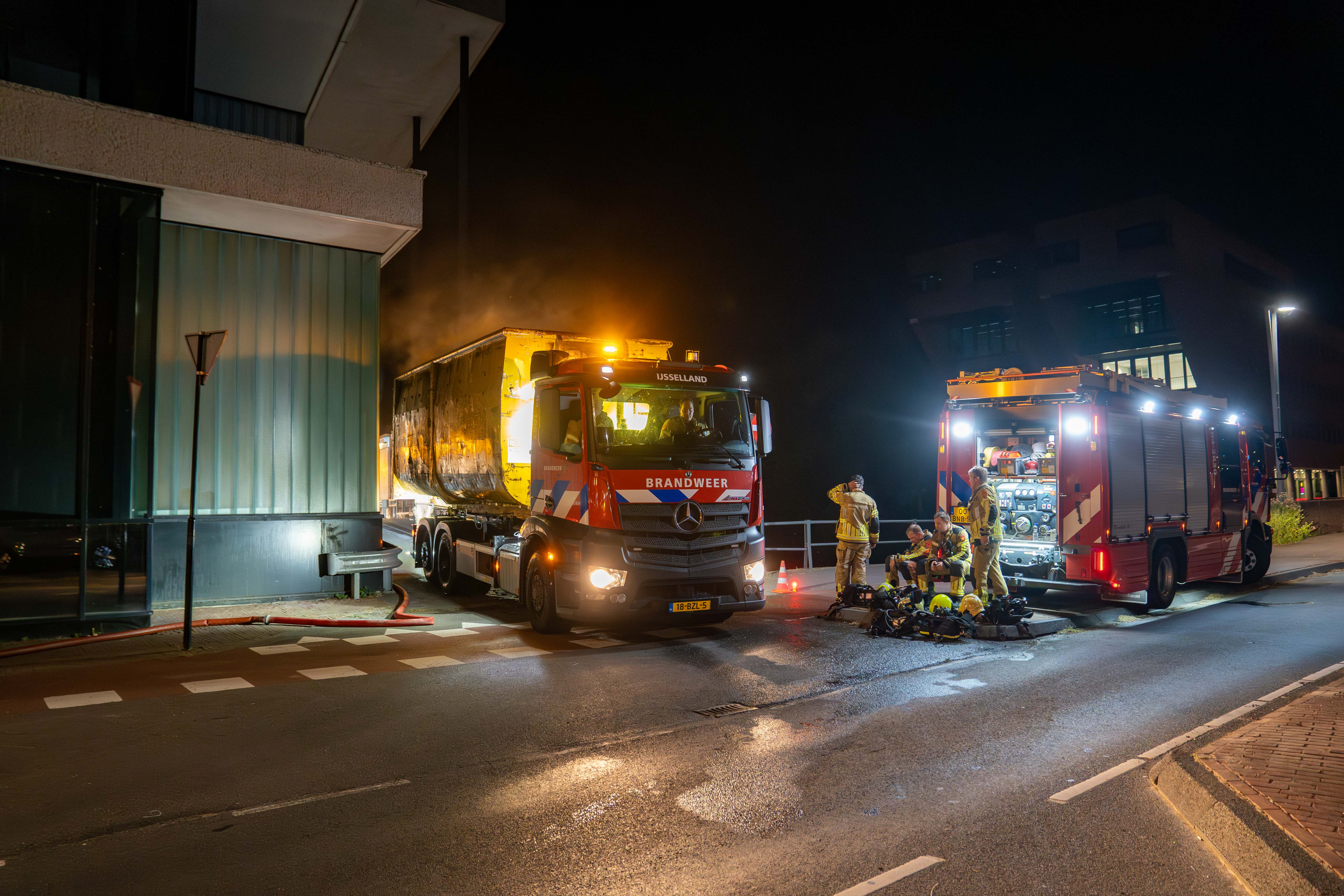 GCrnP2C9sAgK-Brandende-container-Deventer-5.jpg