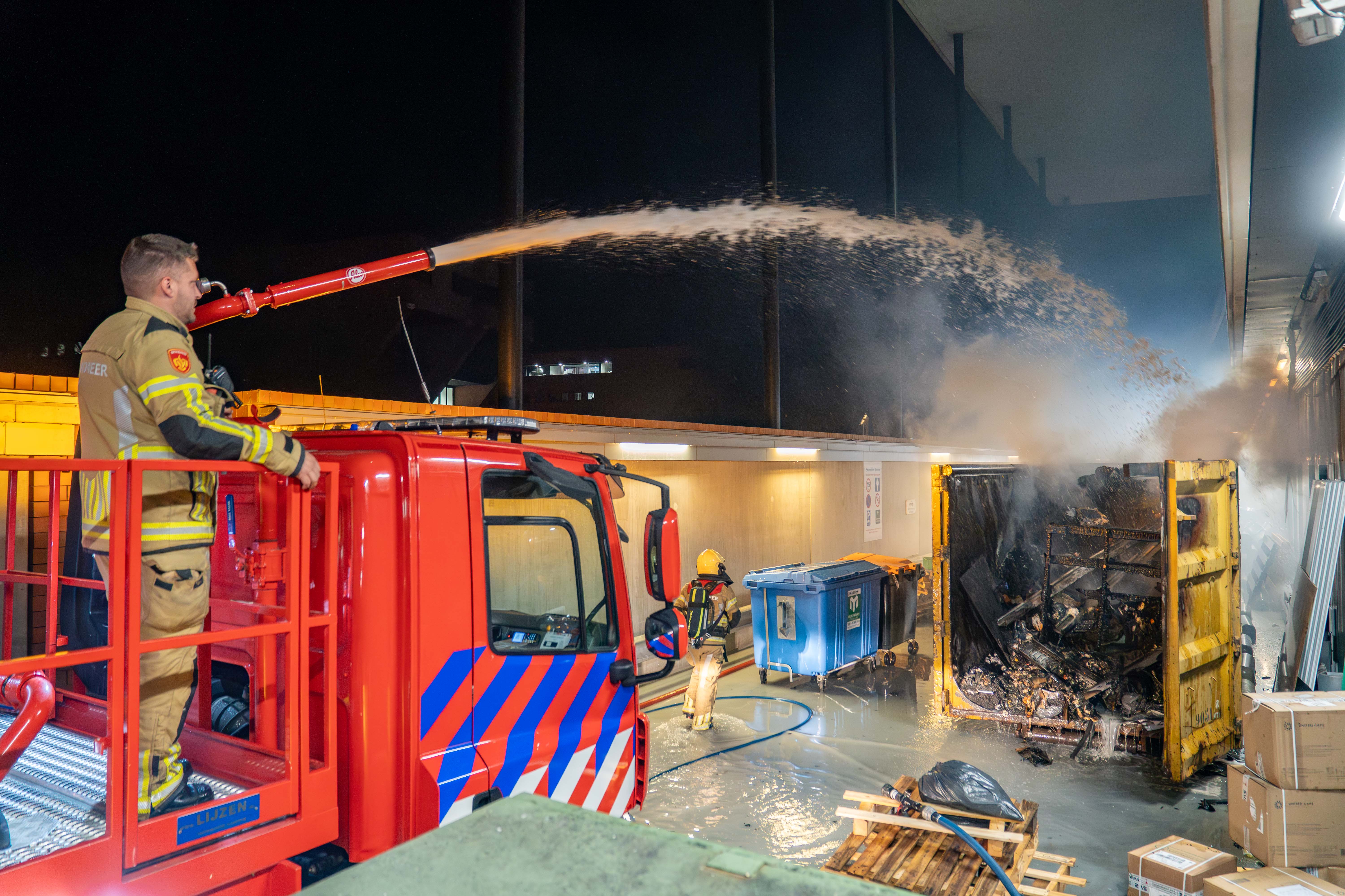 K7pfzmKpzObx-Brandende-container-Deventer-3.jpg