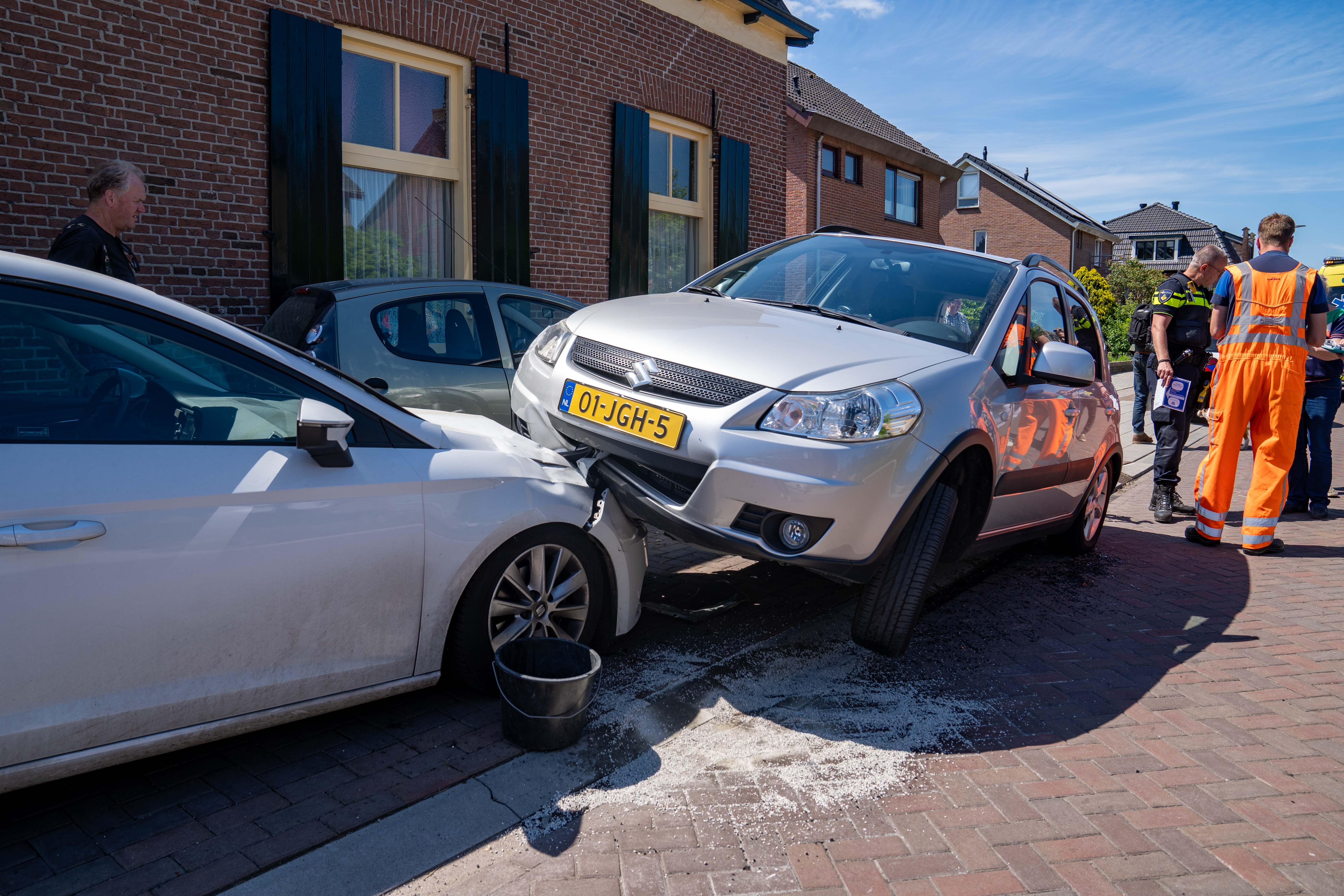 bucwLrWlI8PH-Autos_op_elkaar_Zutphen-1.jpg