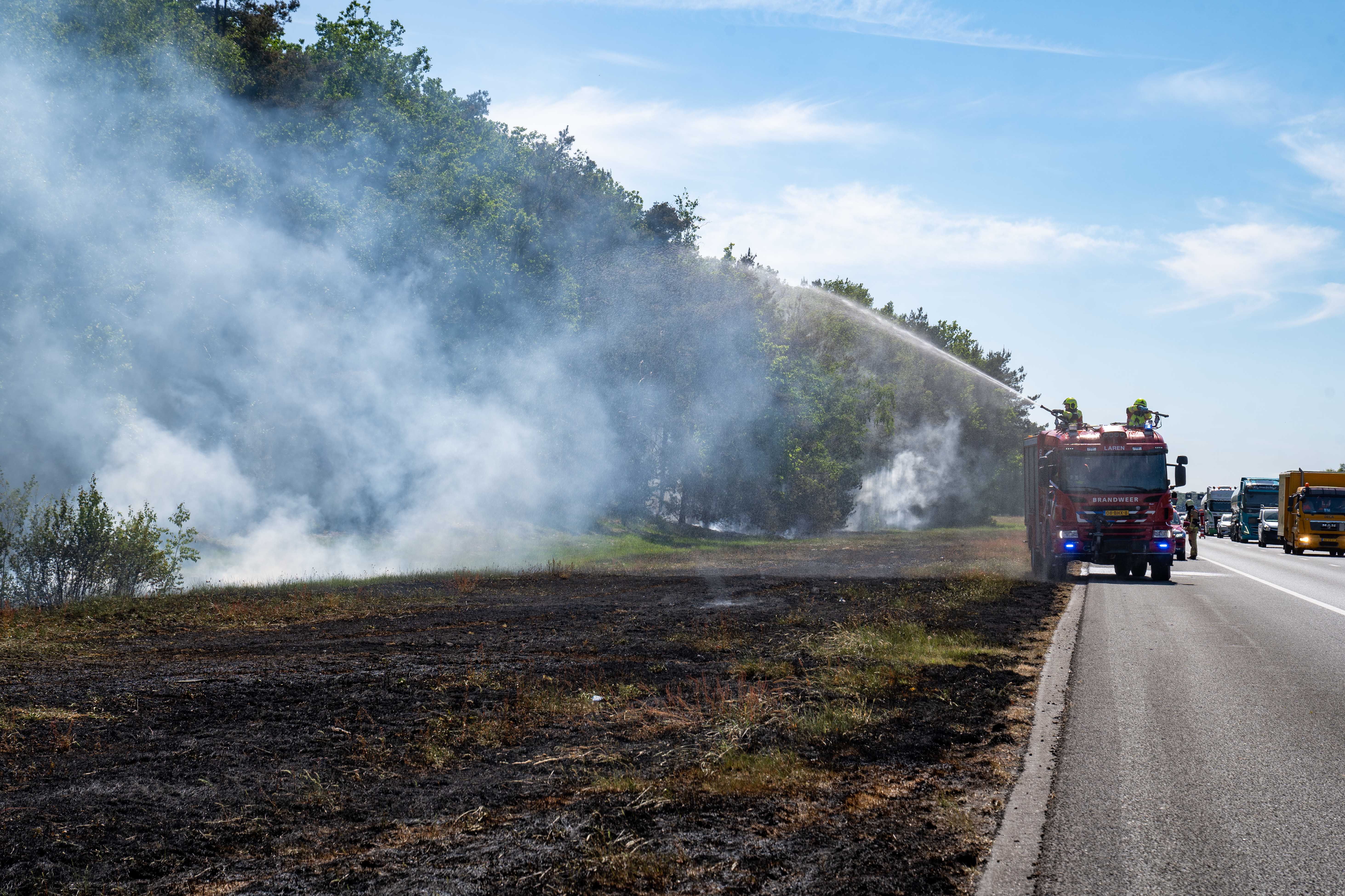 nyR5rsoYCNmY-Grote-bermbrand-A1-Rijssen-6.jpg