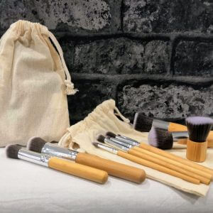 Set of 10 make-up brushes with bamboo handles