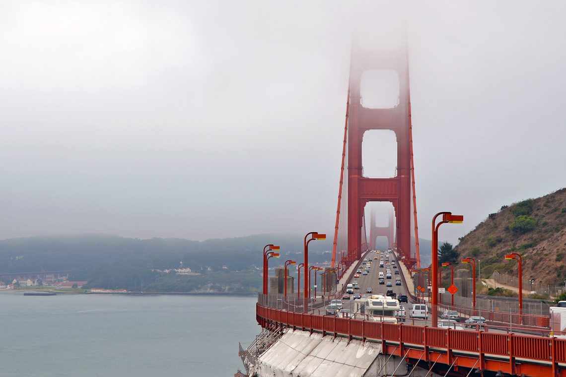 Golden Gate Bridge i dimma San Francisco
