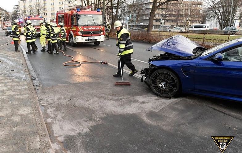 BMW M4 rast gegen Mauer von Fußgängerunterführung