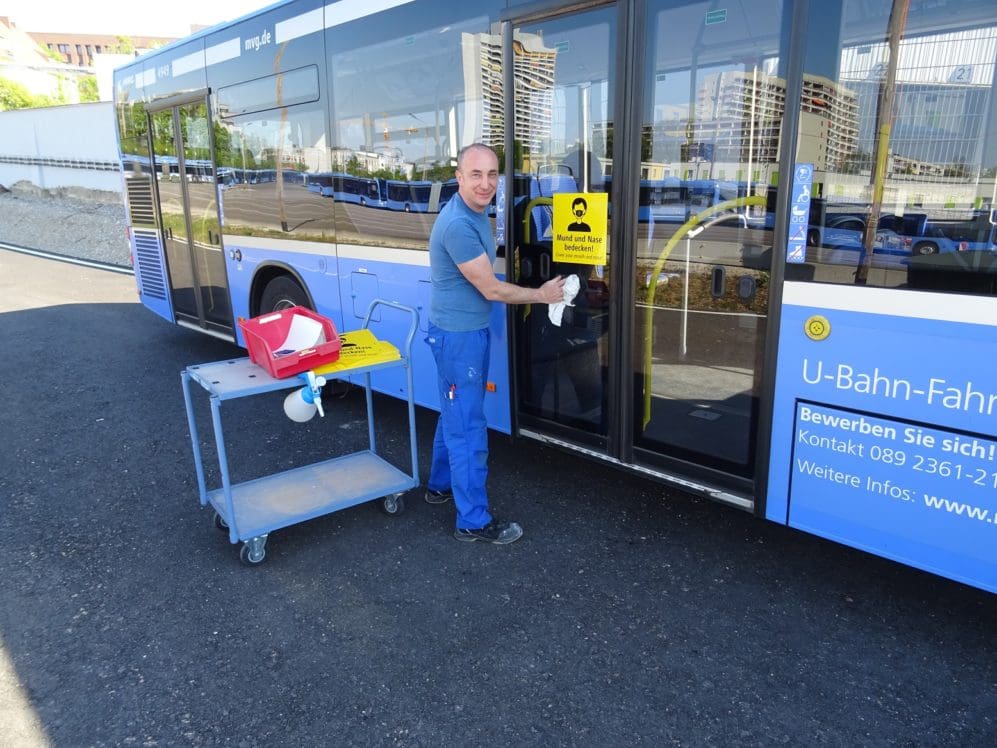 Piktogramme an den Türen weisen auf die Maskenpflicht wegen Corona in U-Bahnen, Straßenbahnen und Bussen der MVG in München hin