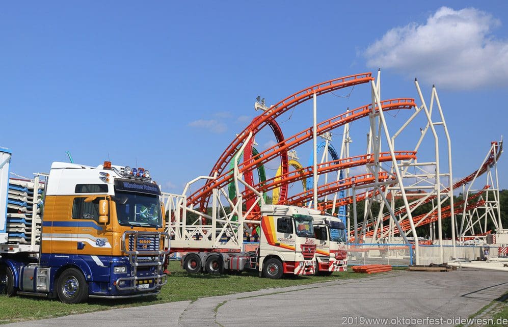 Schausteller Fahrzeuge Aufbau Olympia Looping Achterbahn Oktoberfest