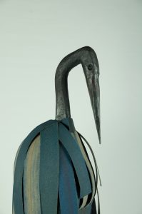Skulptur av en fågel från järnsmides-utställningen "Mellan kikaren och städet"