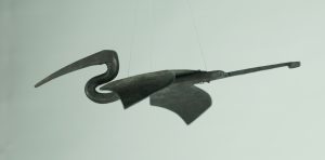 Skulpturer av tranor från järnsmides-utställningen "Mellan kikaren och städet"