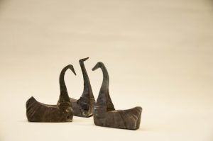 Skulpturer av svanar från järnsmides-utställningen "Mellan kikaren och städet"